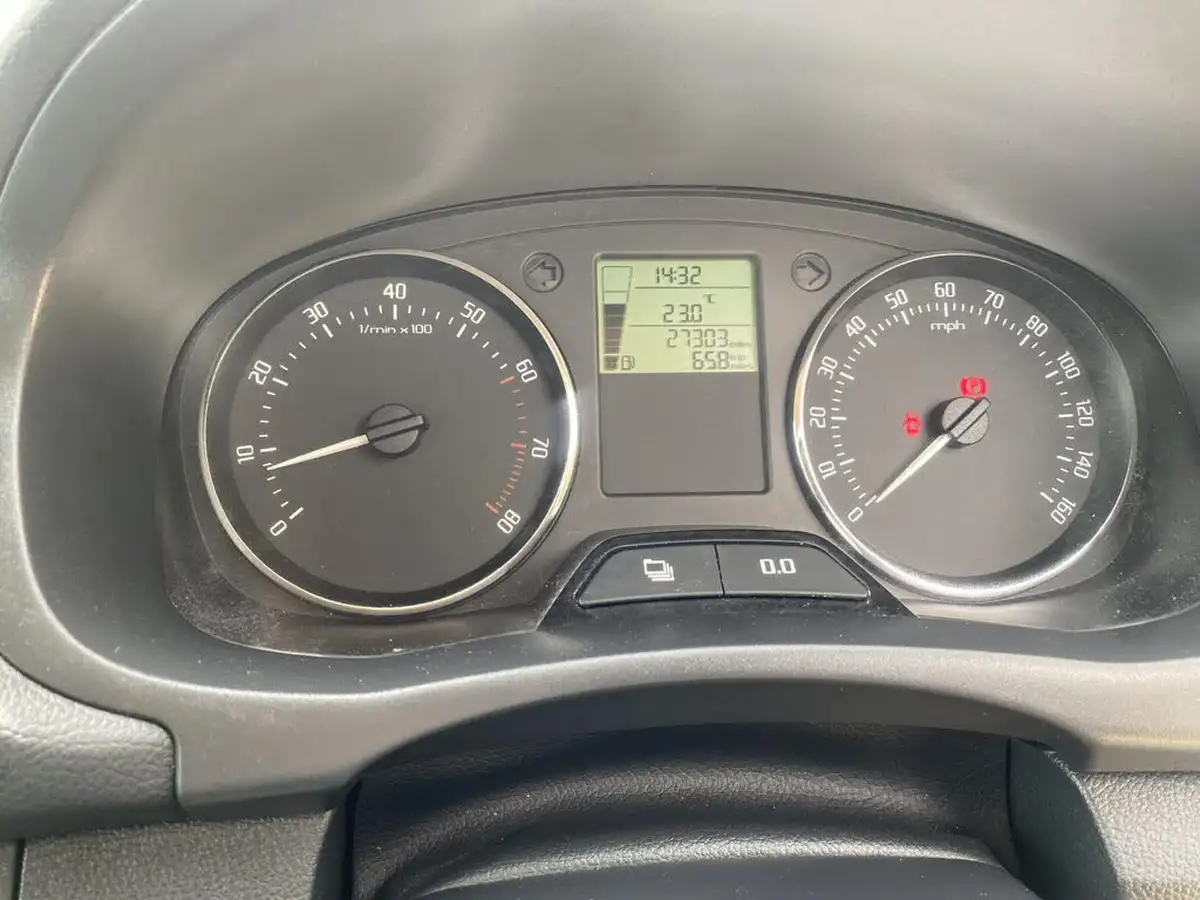 2012-skoda-fabia-14-se-mpi-85bhp-hatchback-big-21