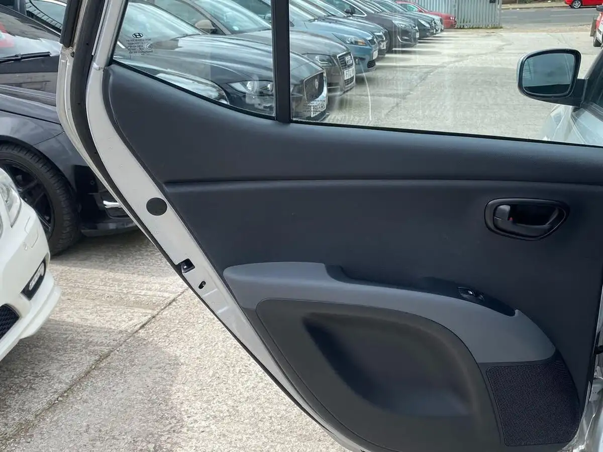 2009-hyundai-i10-12-comfort-76bhp-big-37