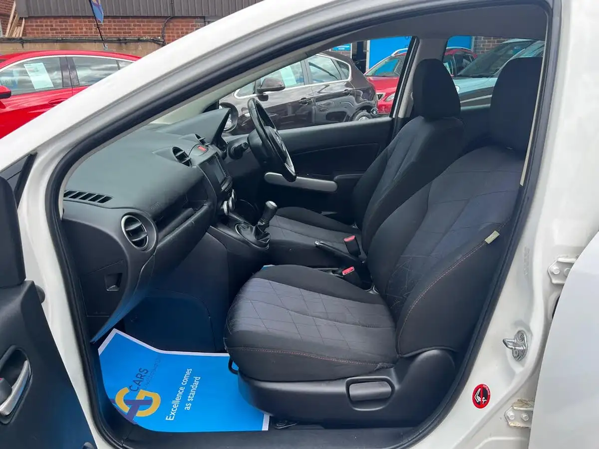 2013-mazda-mazda2-13-venture-big-32
