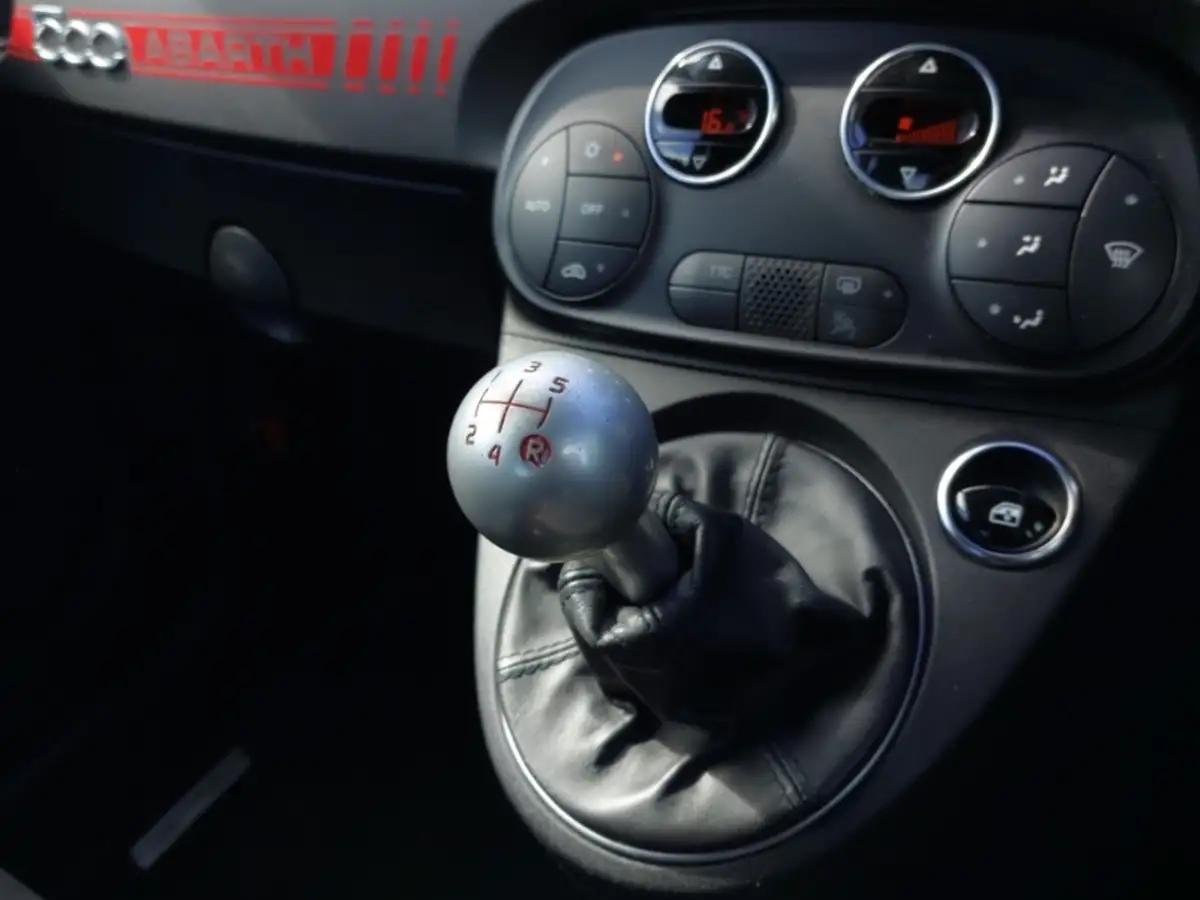 2018-abarth-595-14-tjet-competizione-big-9