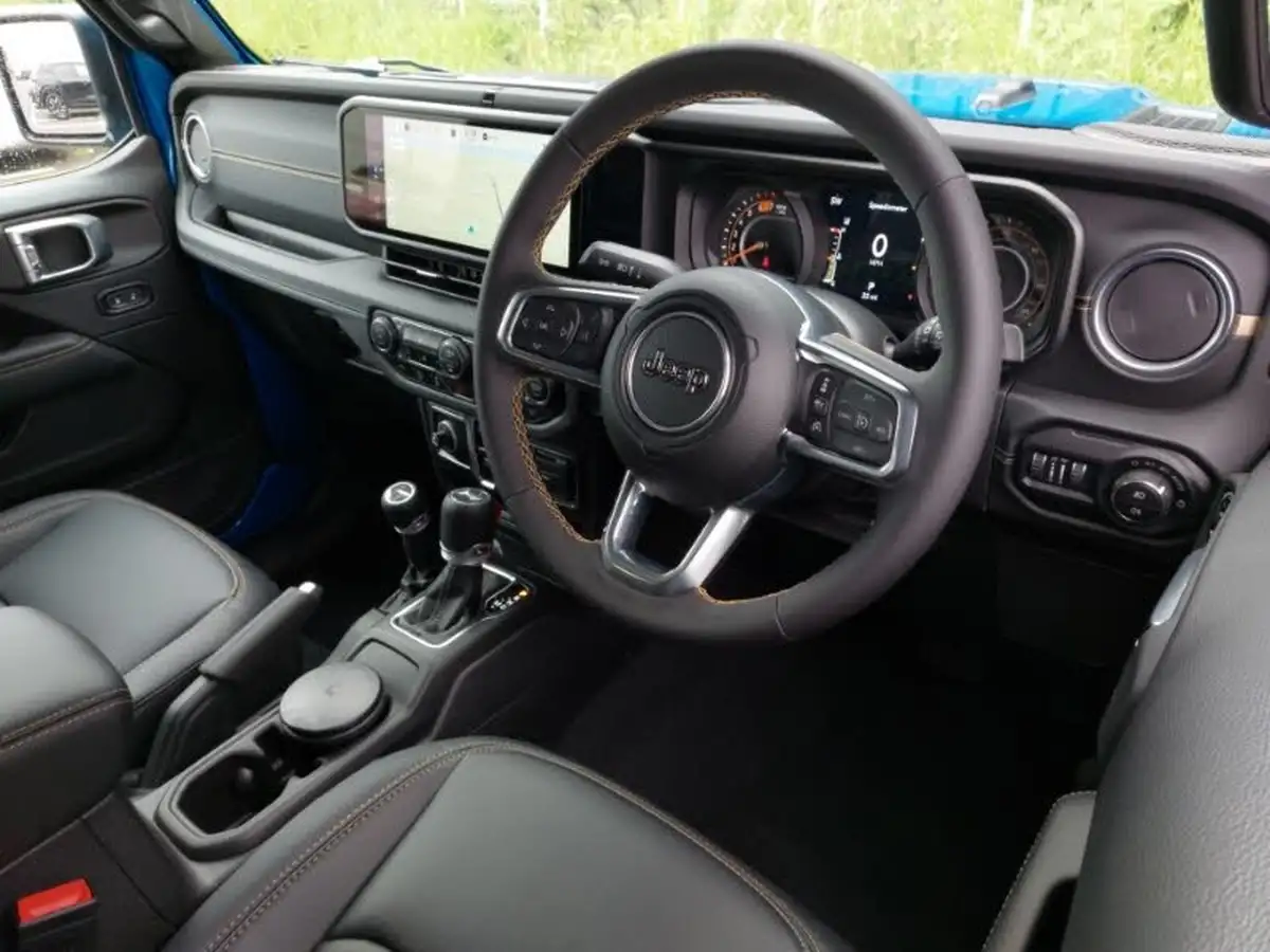 2025-jeep-wrangler-20-gme-sahara-big-11