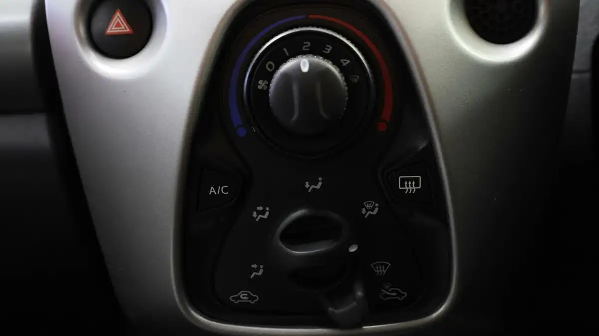 2018-toyota-aygo-10-vvt-i-x-play-71bhp-5d-big-12