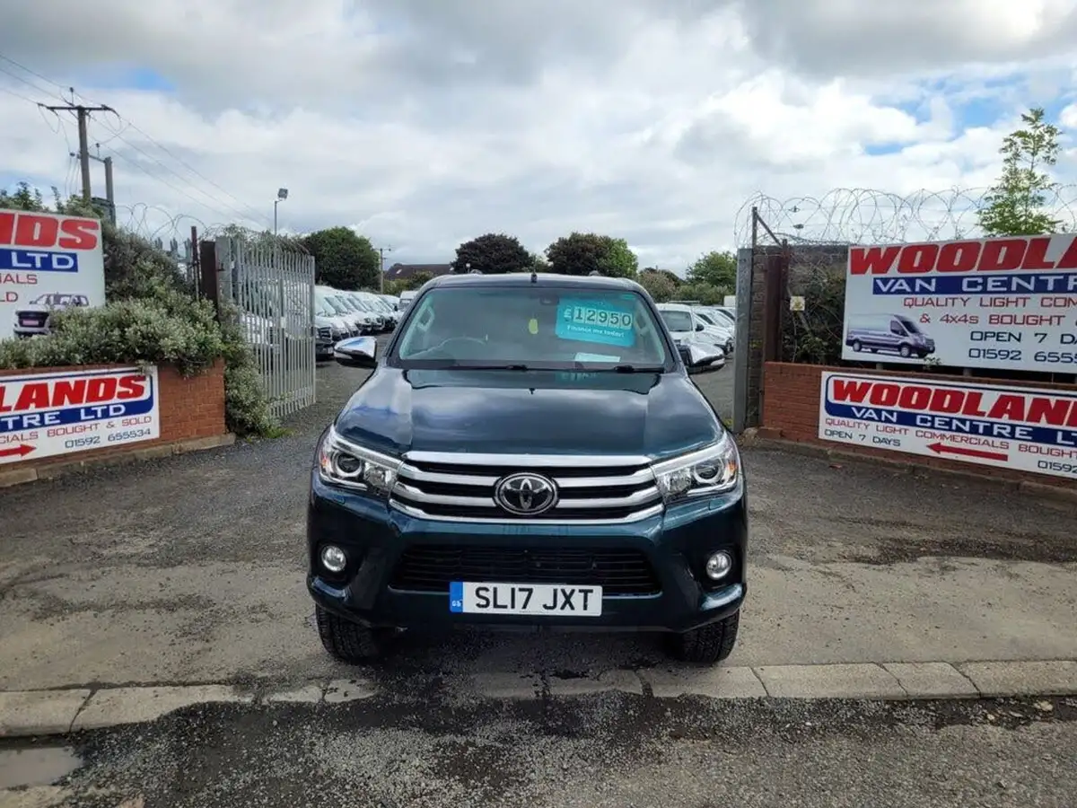 2017-toyota-hi-lux-24d-invincible-big-2