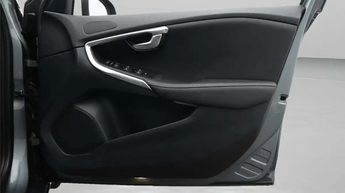 2019-volvo-v40-20-t2-r-design-edition-big-22