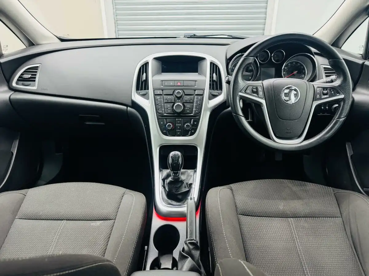 2014-vauxhall-astra-14-sri-100ps-1398cc-big-18