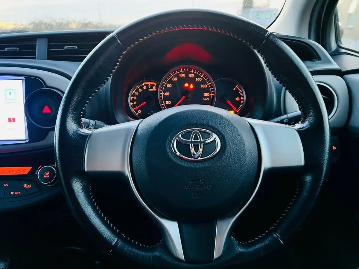 2011-toyota-yaris-big-24