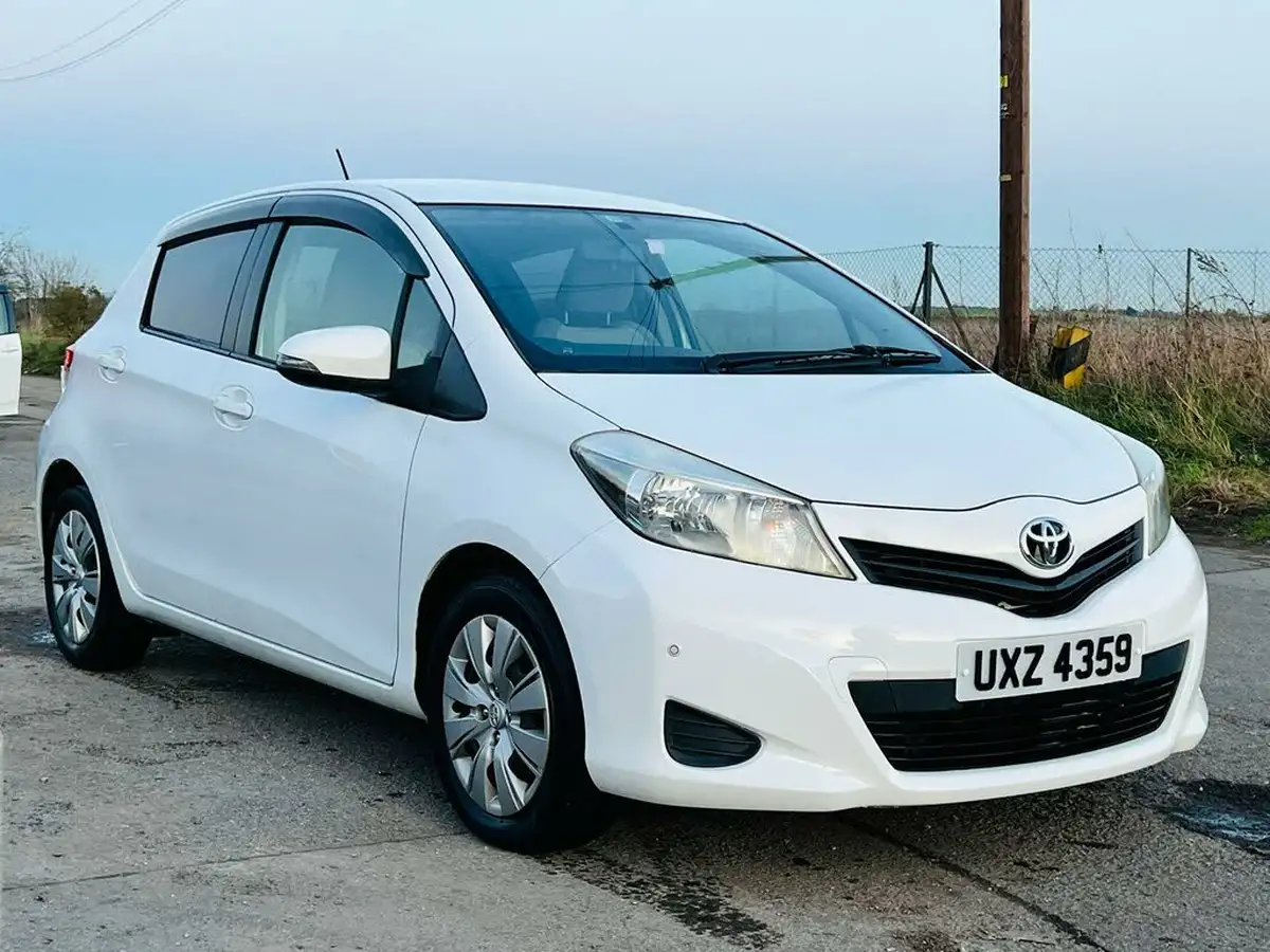 2011-toyota-yaris-big-0