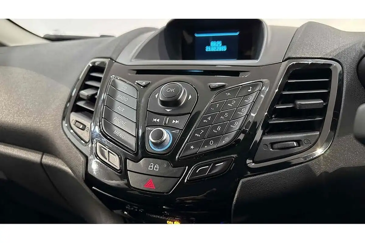 2014-ford-fiesta-125-zetec-5d-big-32