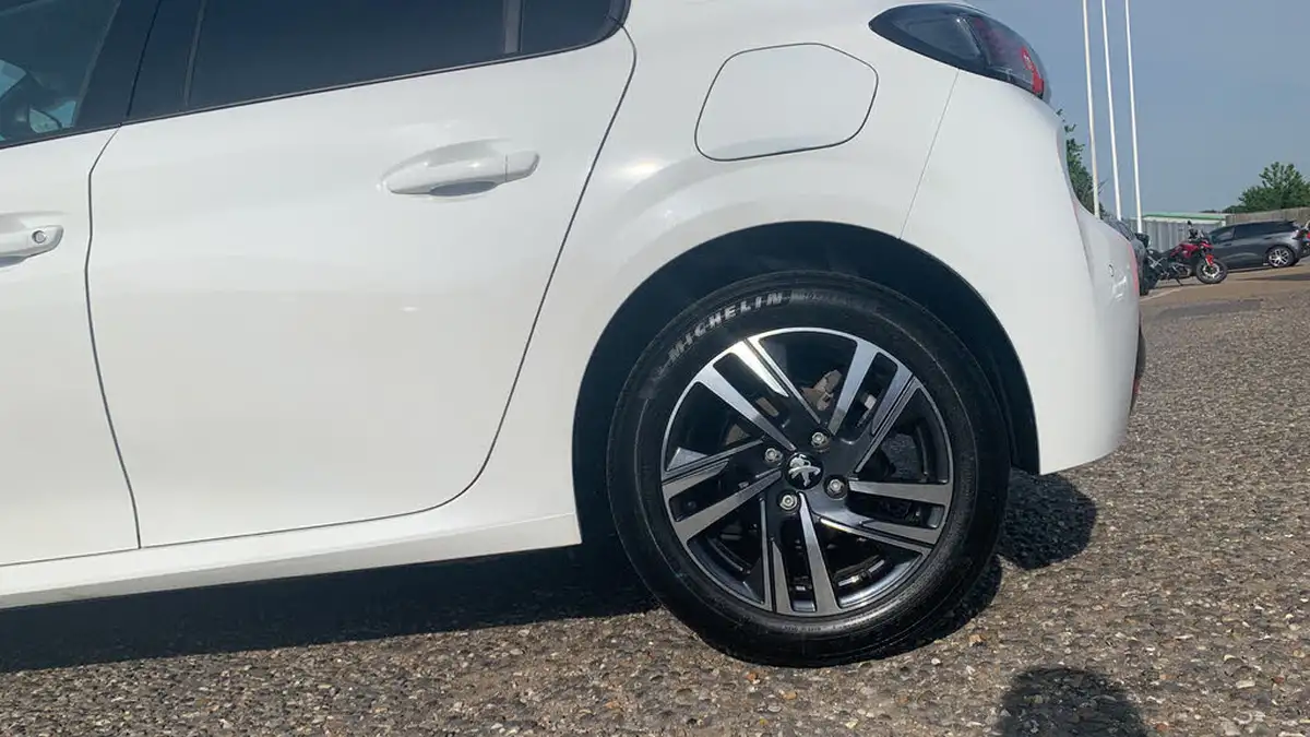 2023-peugeot-208-12-puretech-allure-premium-100ps-big-14