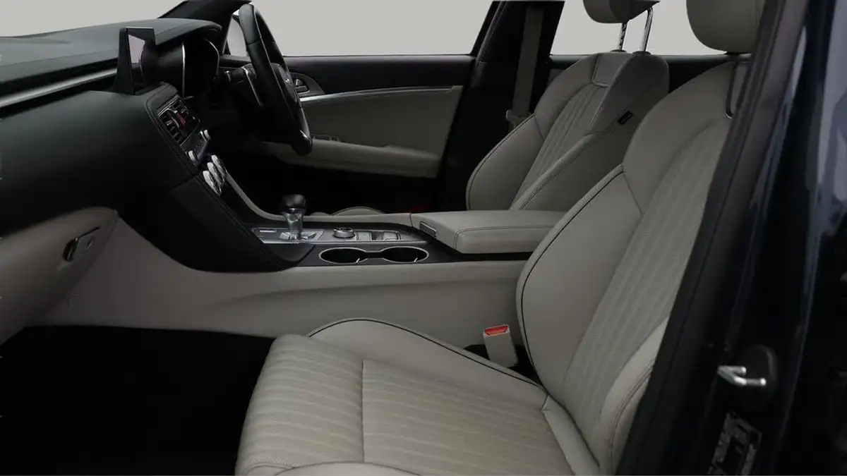 2022-genesis-g70-20-t-luxury-line-saloon-4d-big-14