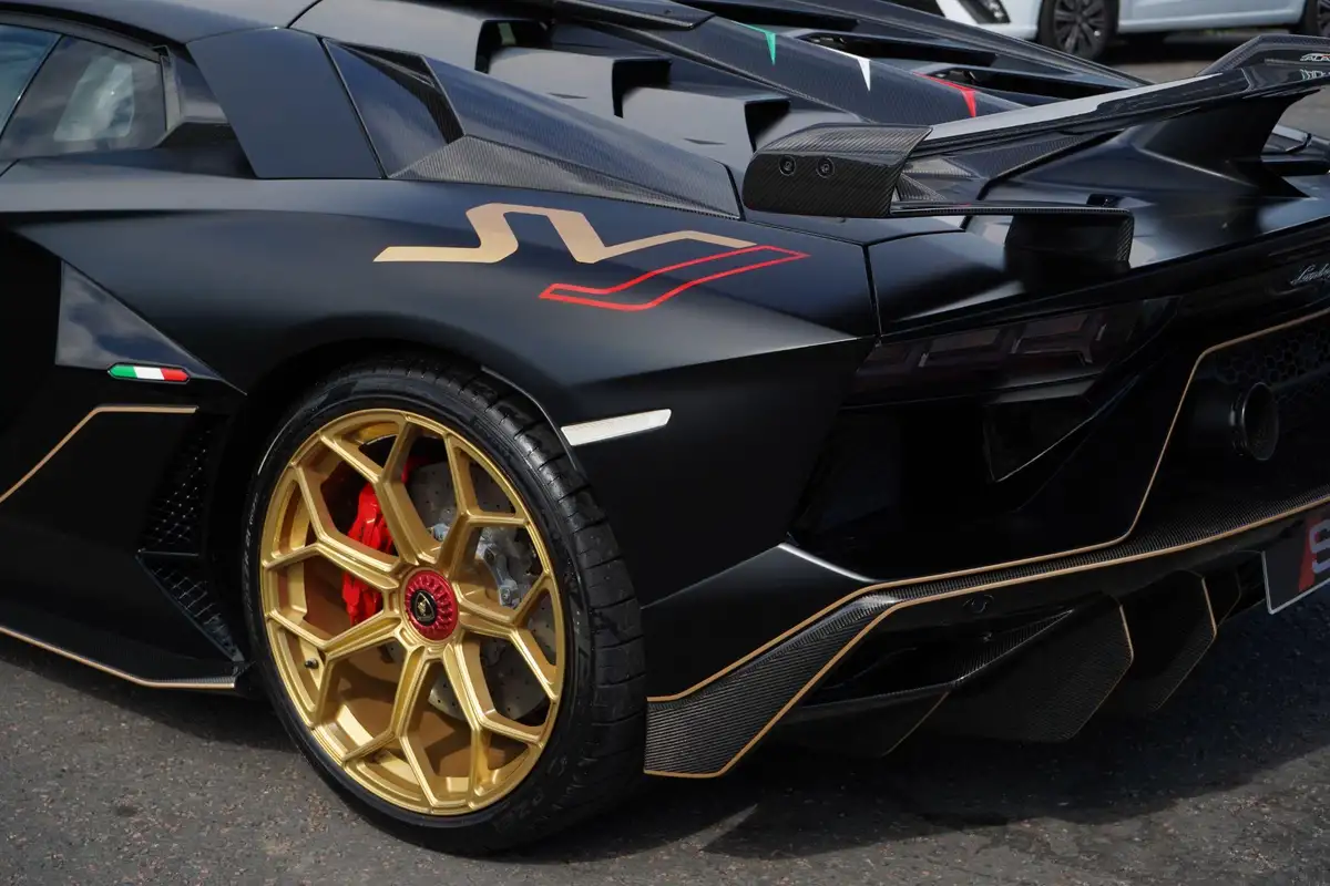 2019-lamborghini-aventador-65-svj-big-11