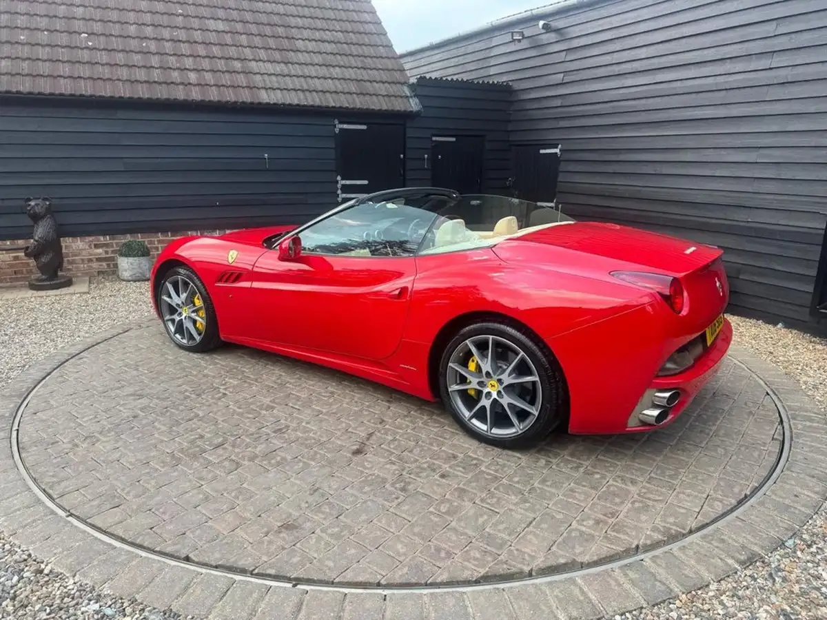 2010-ferrari-california-43-big-2