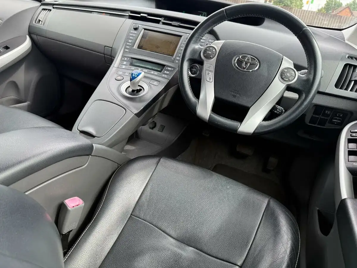 2011-toyota-prius-18-vvt-i-t-spirit-10th-anniversary-big-1