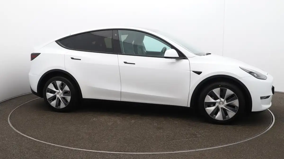 2022-tesla-model-y-e-long-range-big-40