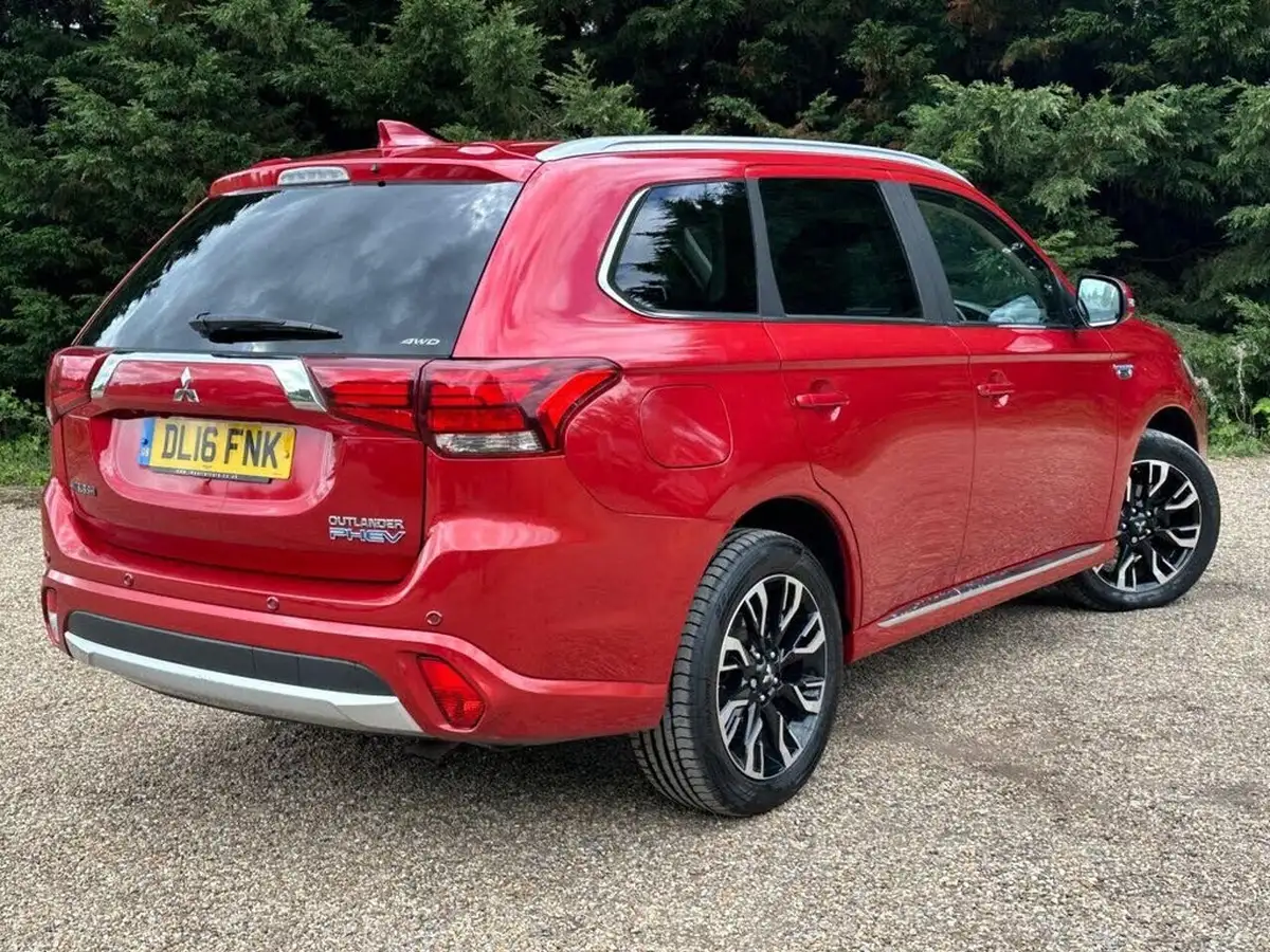 2016-mitsubishi-outlander-20-gx4hs-phev-big-3