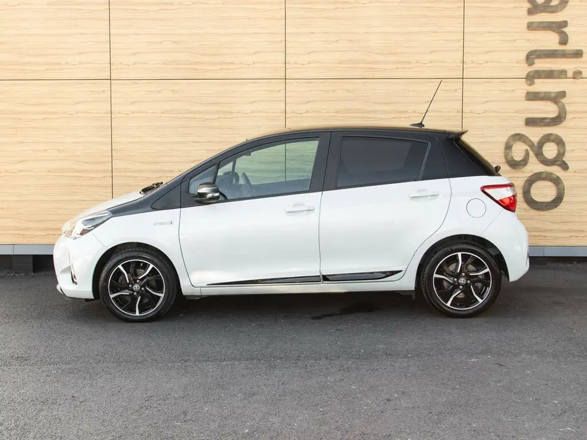 2018-toyota-yaris-15-vvt-i-grey-bi-tone-hybrid-big-12