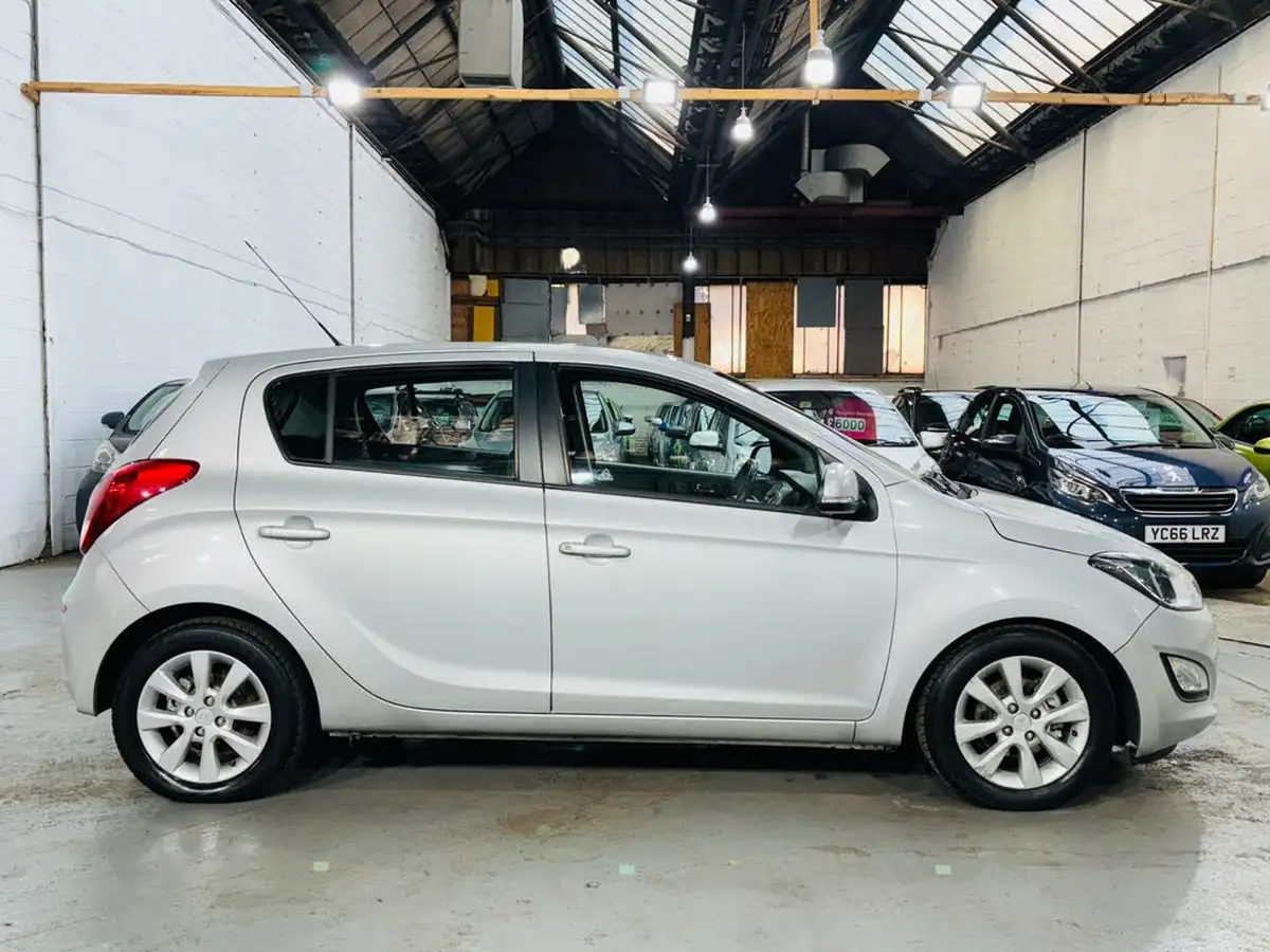 2014-hyundai-i20-14-active-100ps-auto-big-7