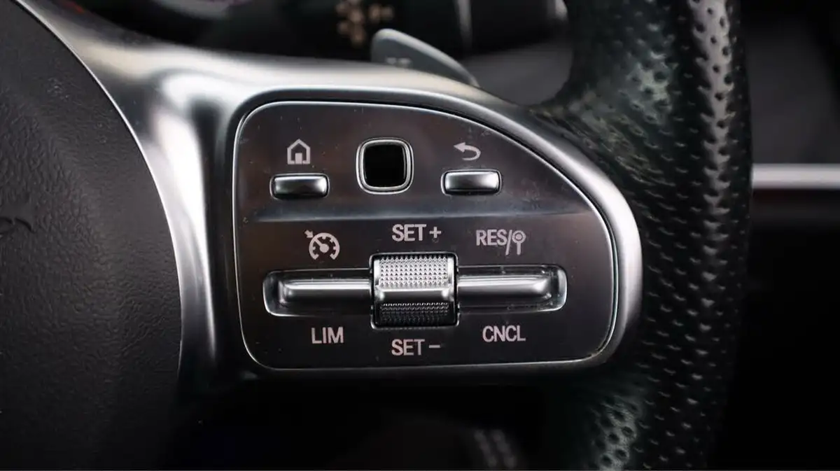 2019-mercedes-benz-e-class-20-e200-amg-line-saloon-4d-big-22