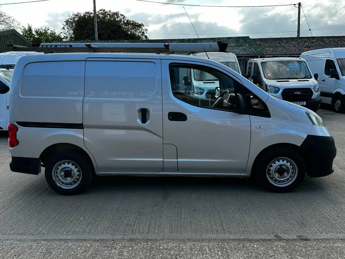 2011-nissan-nv200-15td-se-85bhp-panel-van-big-10