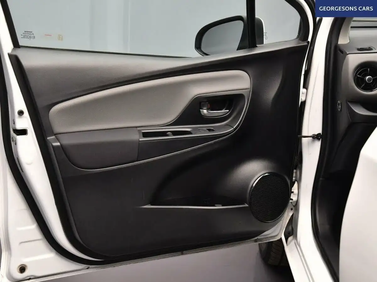 2020-toyota-yaris-15-vvt-i-icon-98bhp-hybrid-1497cc-e-cvt-big-16