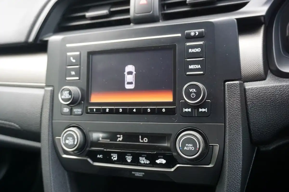 2021-honda-civic-10-vtec-turbo-se-hatchback-5d-big-10