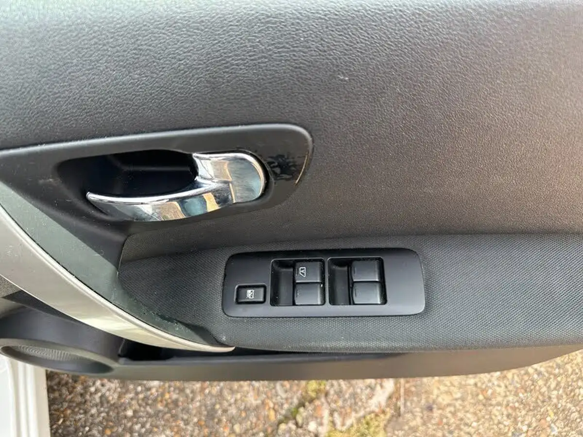 2012-nissan-qashqai-16-acenta-big-9