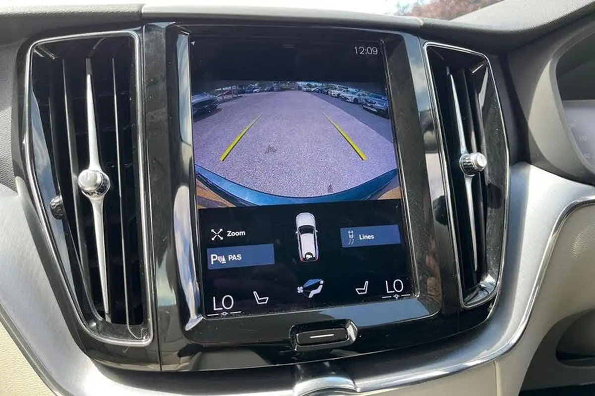 2021-volvo-xc60-20-b5-momentum-awd-big-30