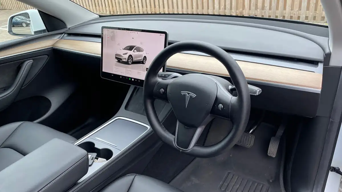 2022-tesla-model-y-e-long-range-big-8