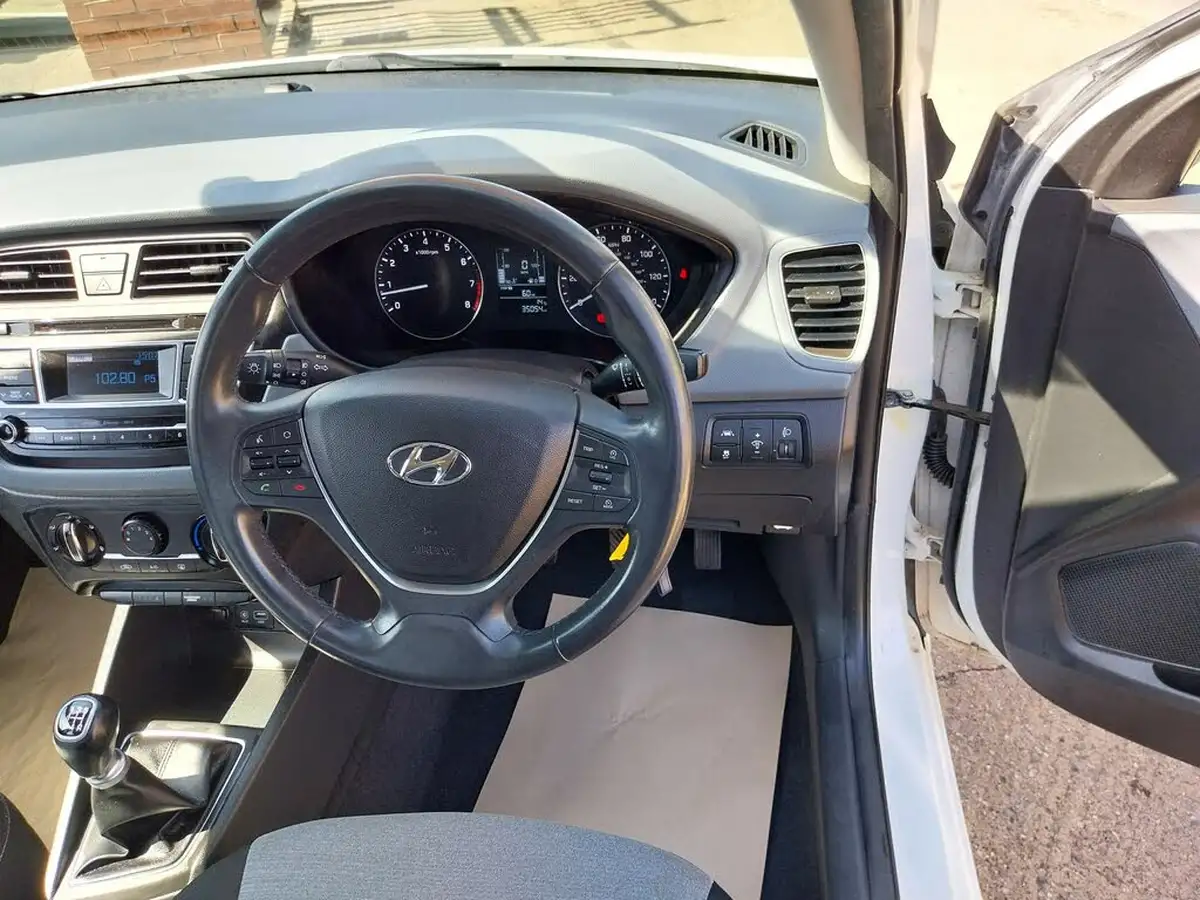 2016-hyundai-i20-12-se-hatchback-5d-big-11