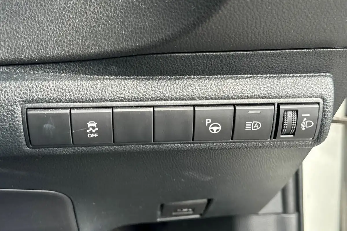 2020-toyota-corolla-20-vvt-i-excel-trk-hatchback-big-34