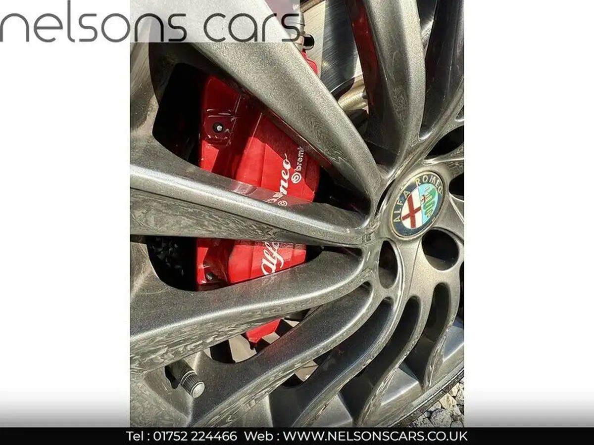 2013-alfa-romeo-giulietta-18-1750-tbi-cloverleaf-big-11