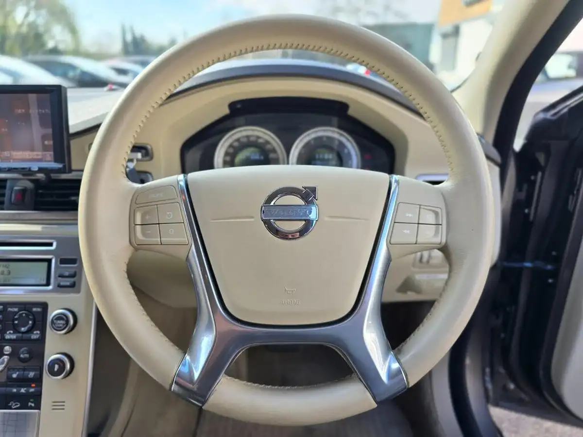 2011-volvo-xc70-30-t6-se-big-15