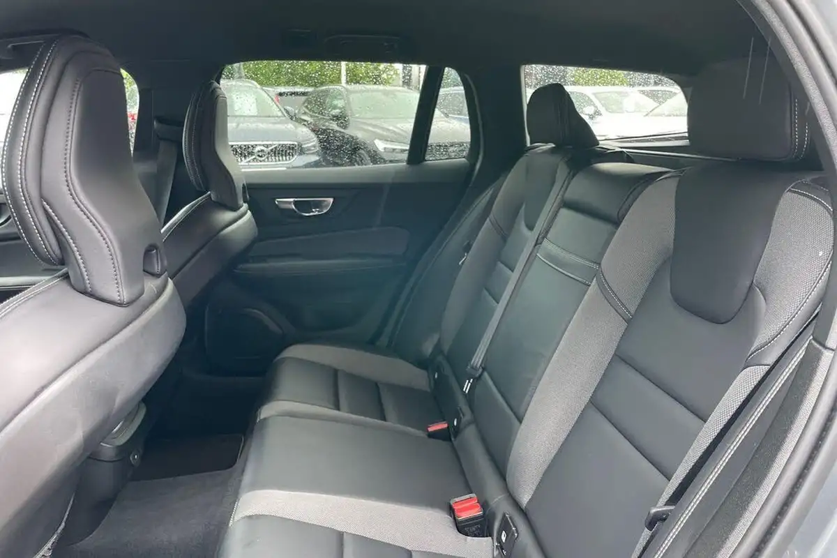 2021-volvo-v60-20-b3-r-design-160bhp-big-28