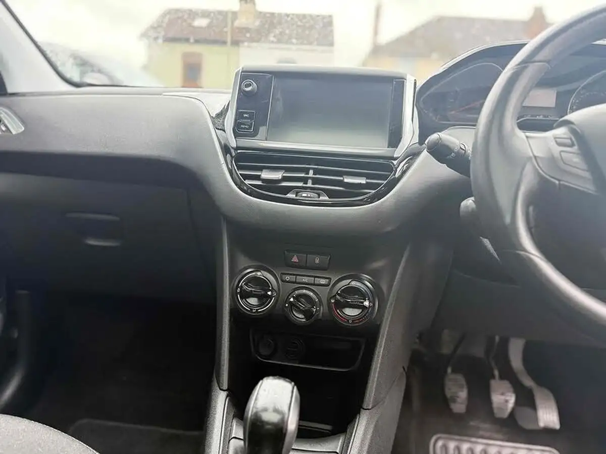 2015-peugeot-208-12-style-puretech-5d-big-12