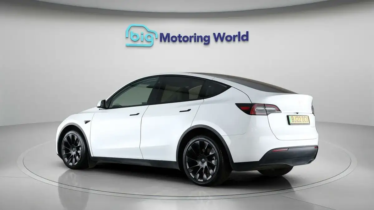 2022-tesla-model-y-e-long-range-big-5