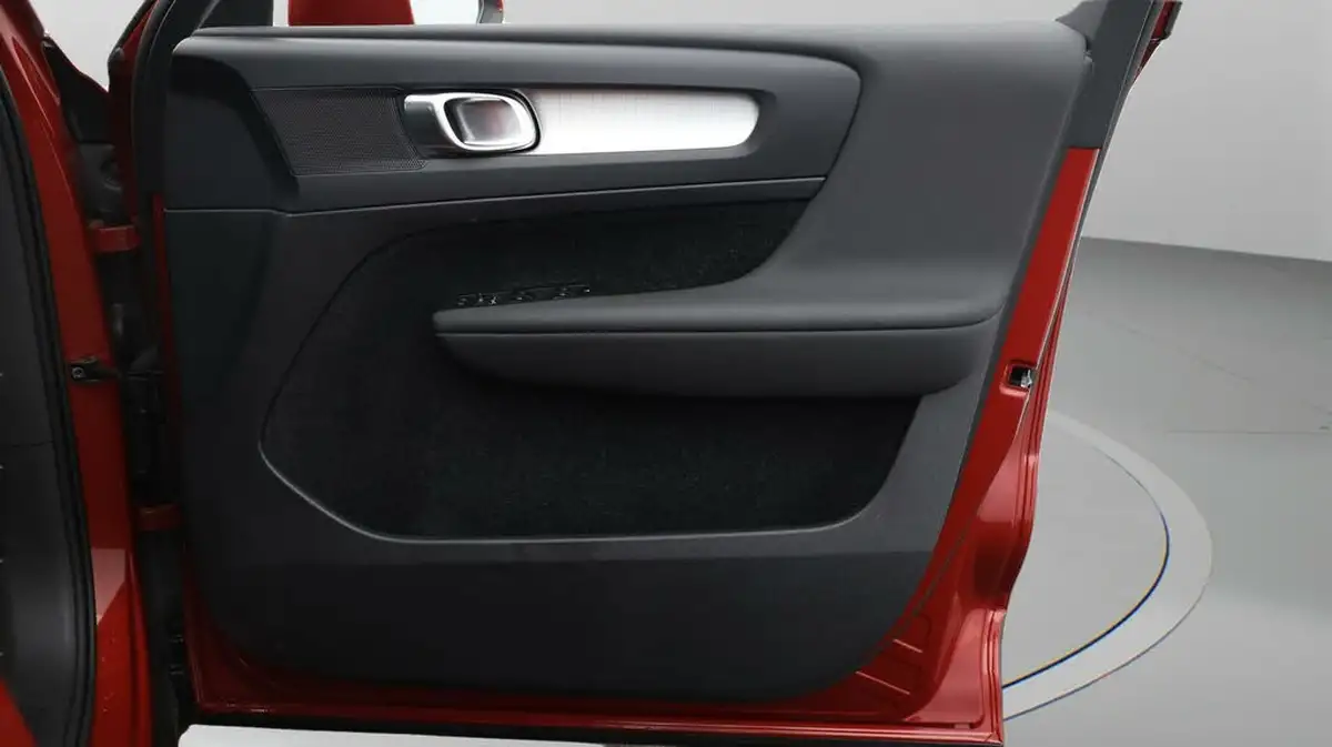 2020-volvo-xc40-20td-d3-momentum-geartronic-big-14