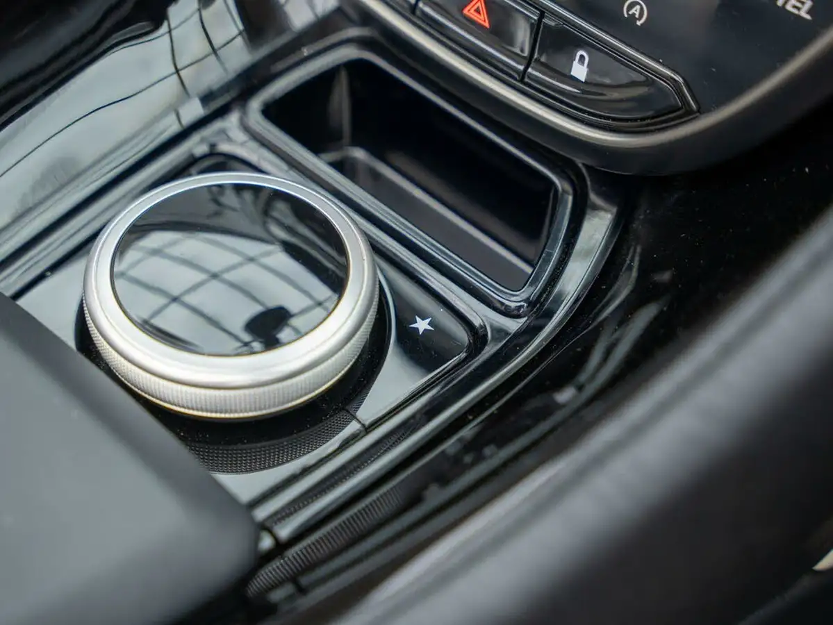2019-aston-martin-db11-40-v8-big-17