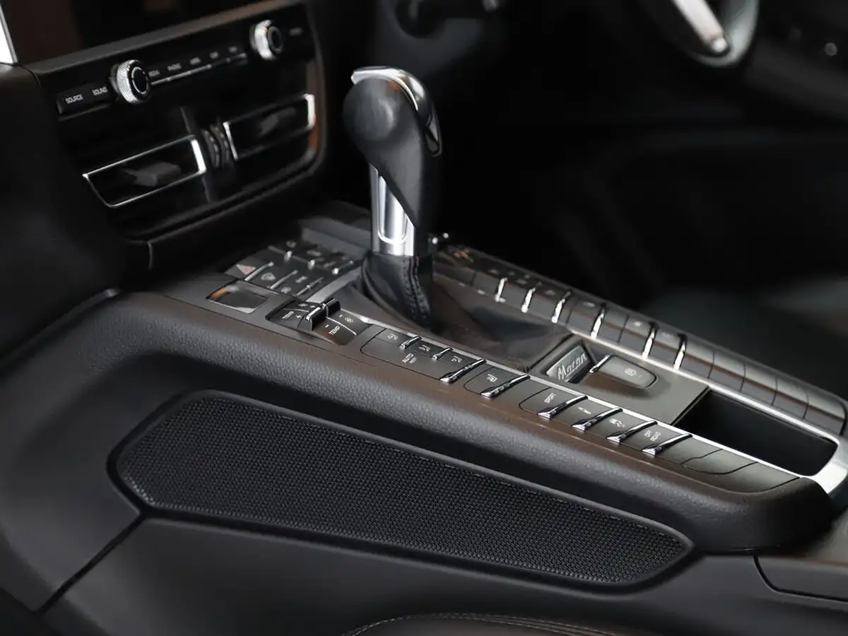 2021-porsche-macan-30-s-big-15