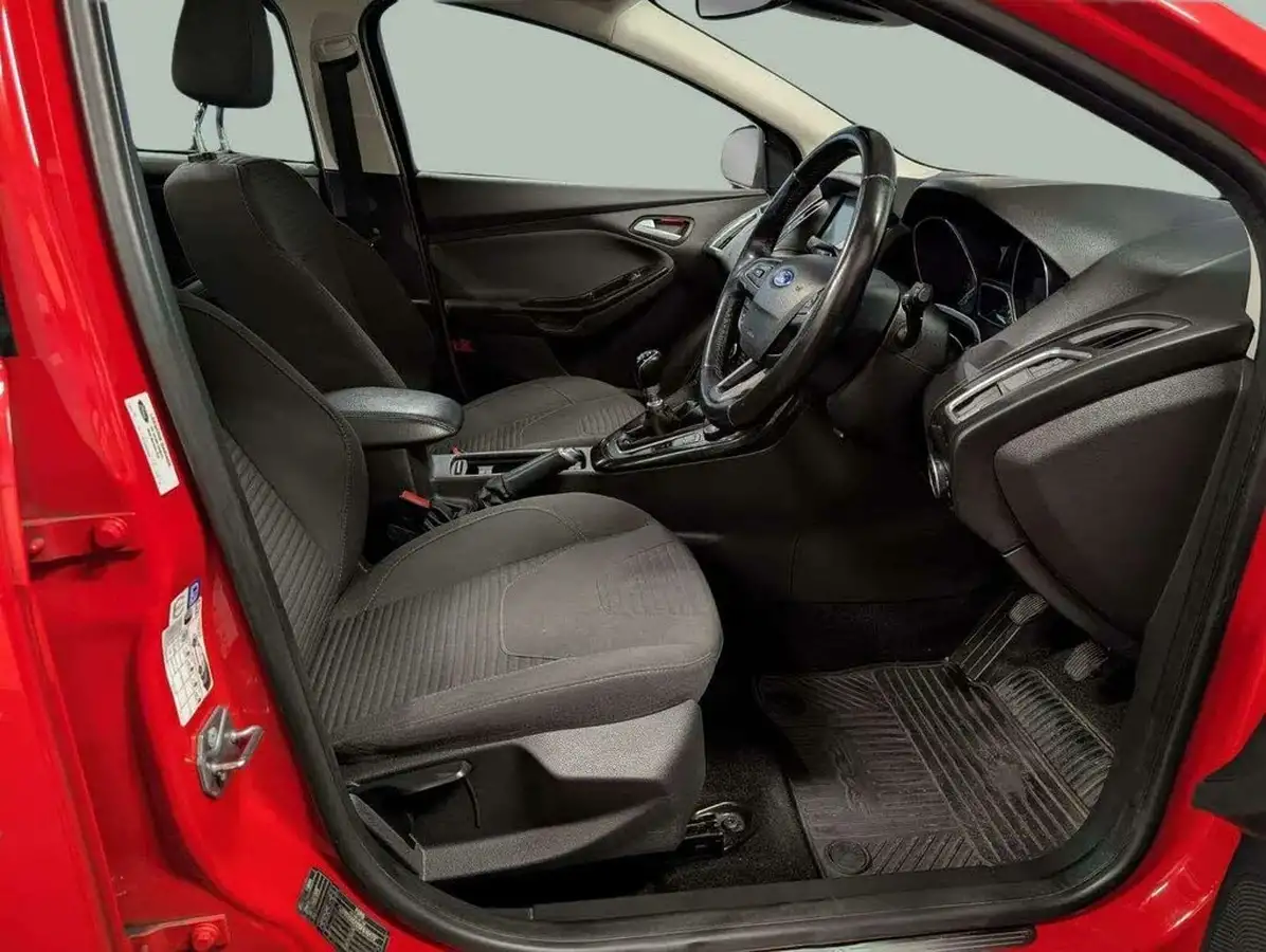 2015-ford-focus-10-titanium-t-125ps-hatchback-big-6