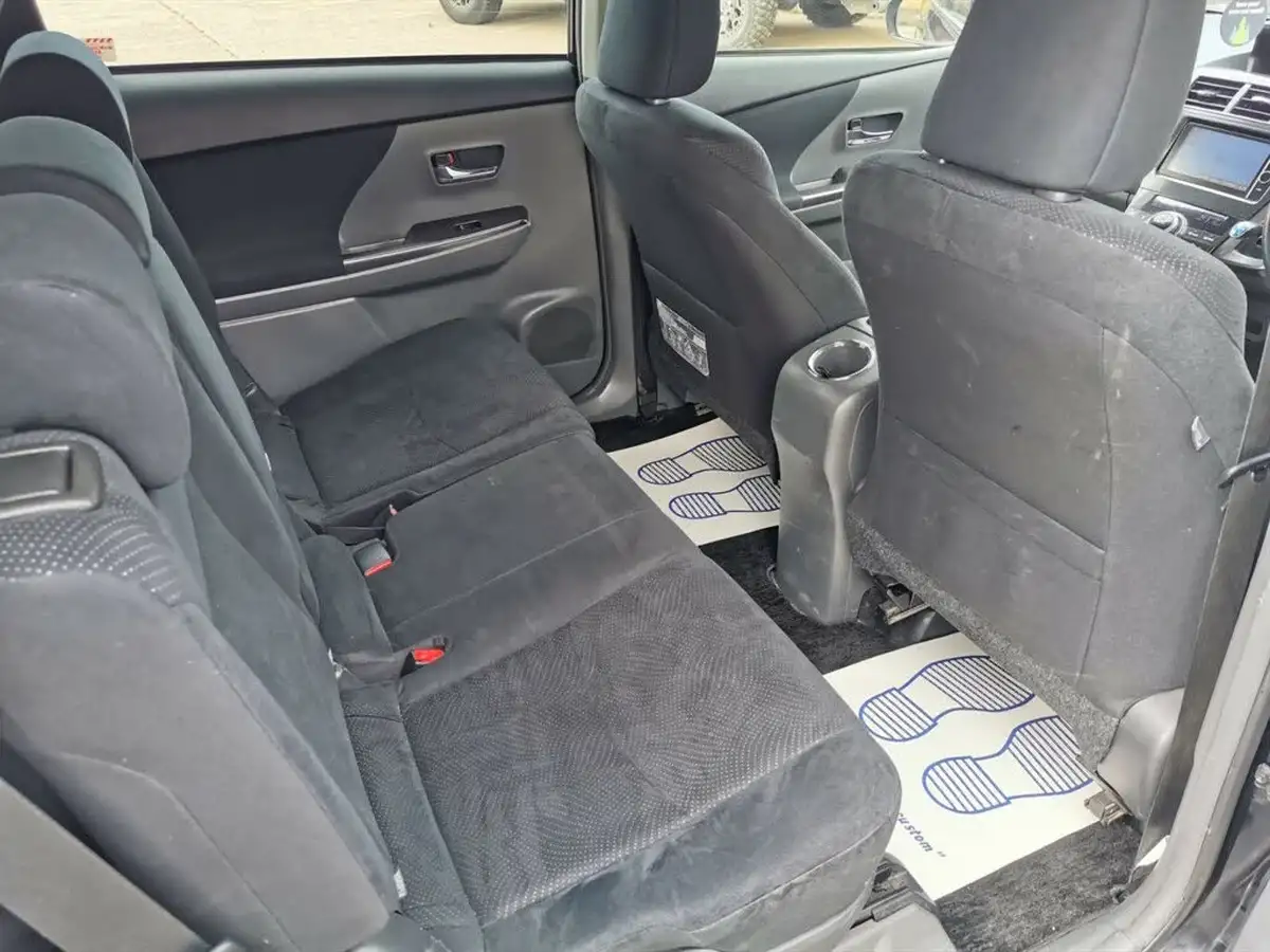2013-toyota-prius-big-19