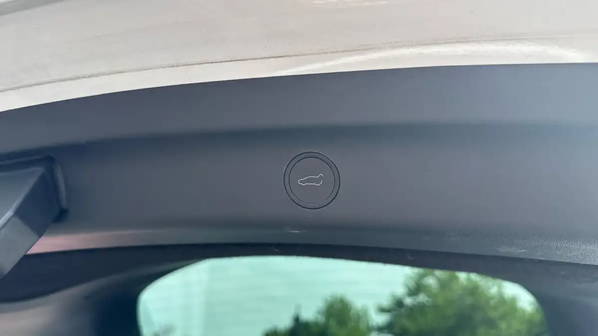 2022-tesla-model-y-e-long-range-big-25