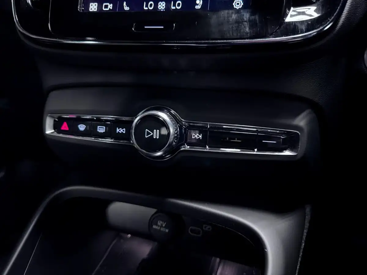 2023-volvo-xc40-20-b3-plus-big-33