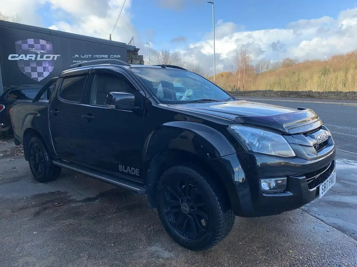 2017-isuzu-d-max-25td-venetian-red-blade-big-2
