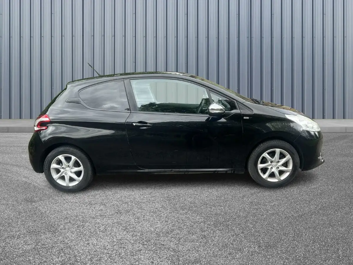 2015-peugeot-208-12-style-puretech-3d-big-6