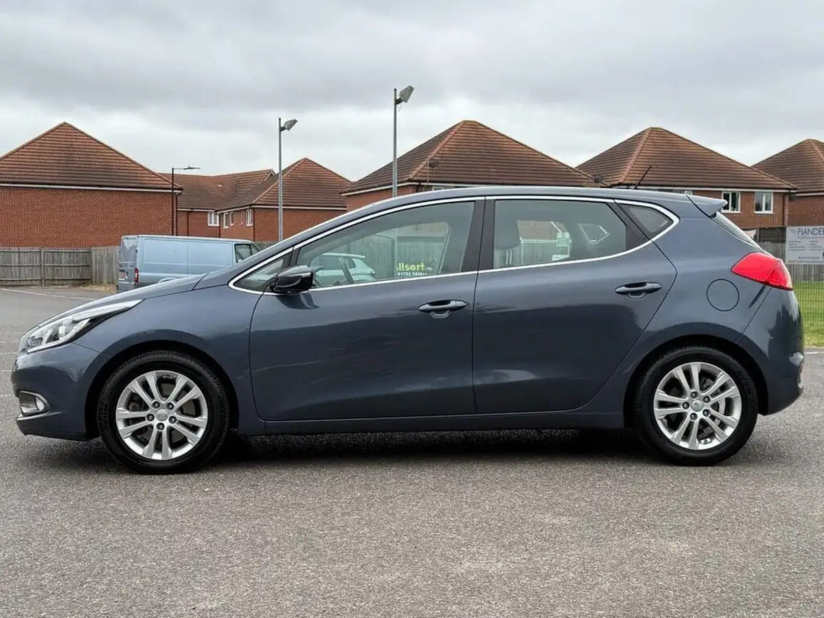 2015-kia-ceed-16crdi-2-hatchback-auto-big-3