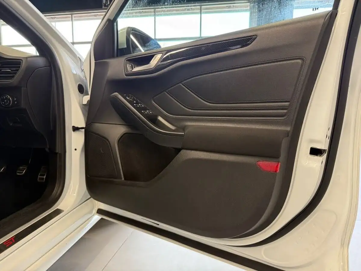 2019-ford-focus-15t-st-line-estate-big-17