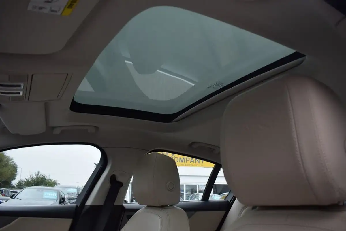 2019-jaguar-xe-20i-se-250ps-big-2