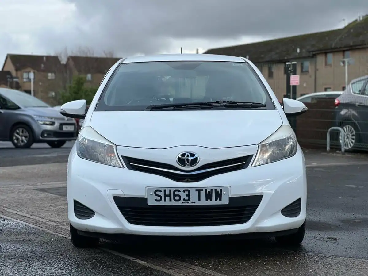 2013-toyota-yaris-133-tr-vvt-i-5d-big-2