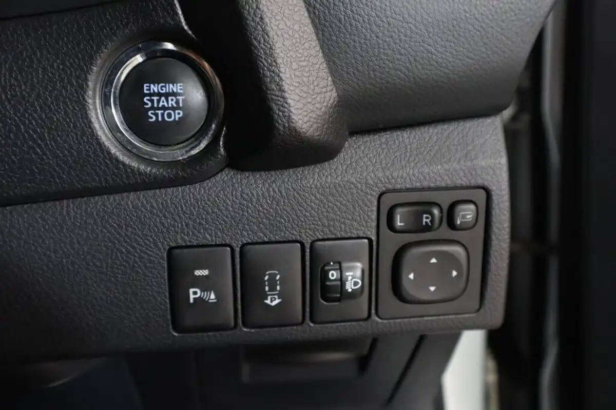 2014-toyota-auris-16-excel-hatchback-multidrive-s-big-37