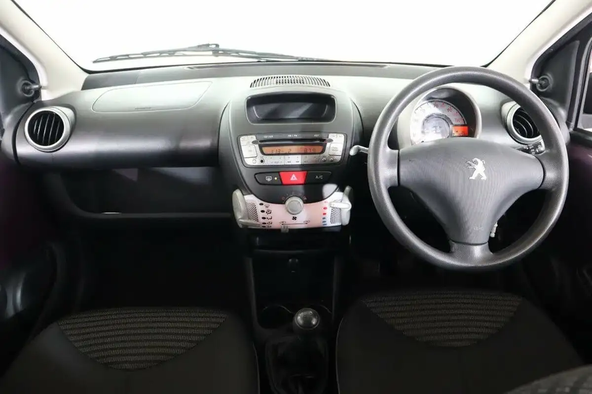 2013-peugeot-107-10-active-3d-big-13